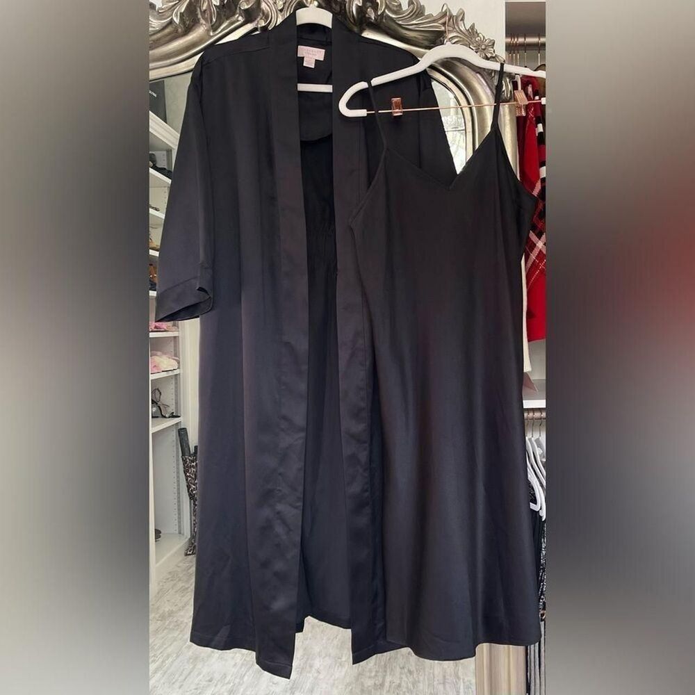 Cabernet Women's Black and Black Robe